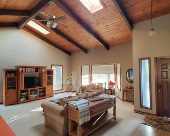 Gold Country Getaway - Auburn - Huiskamer