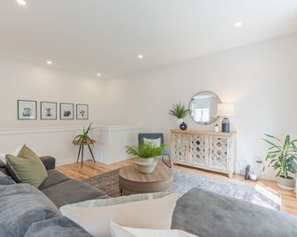 Charming 3BR Bungalow + Hot Tub in Port Hope - Port Hope - Obývací pokoj