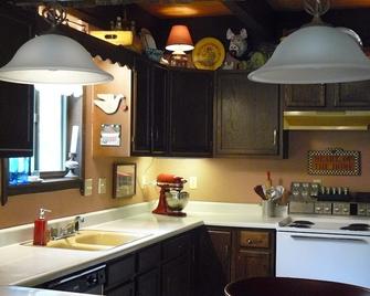 Rushing Creek w/Mountain Views! Perfect Cabin for Family/Couples Getaways! - Nathrop - Kitchen