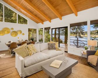 Updated beachfront home with private beach, water views, spacious deck, & W/D - Bainbridge Island - Living room