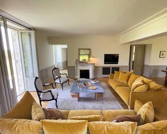 Etablissement de charme à 10 minutes des Châteaux viticoles - Soussans - Sala de estar
