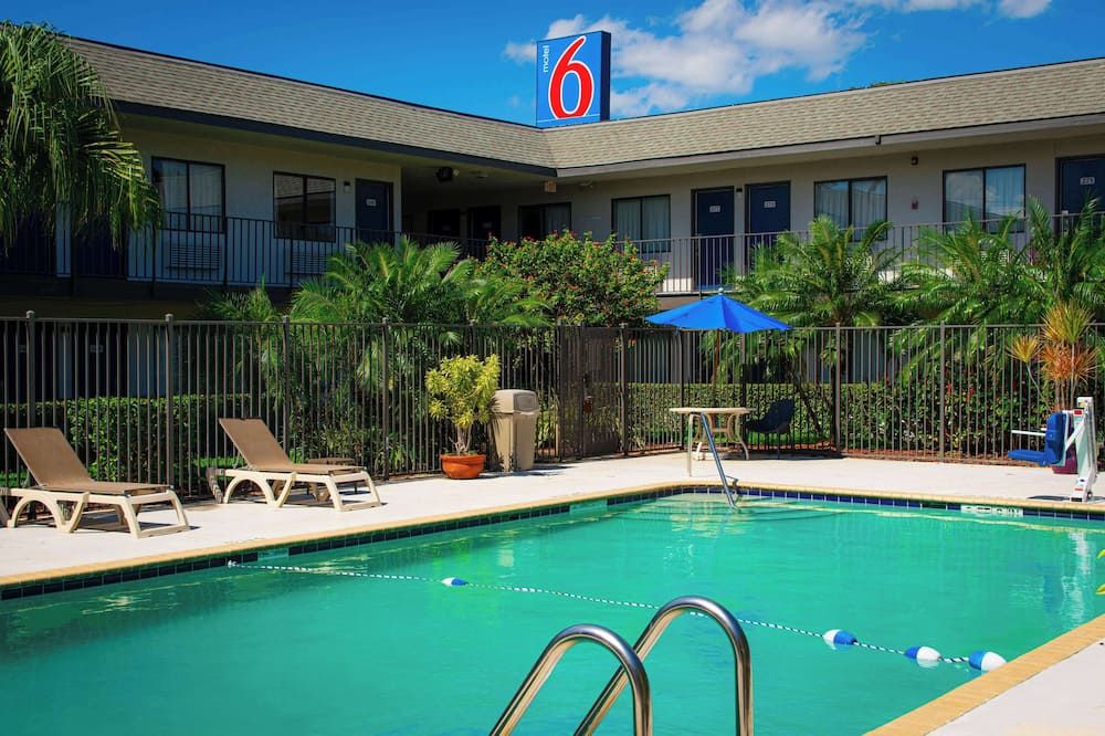 Motel 6 Lantana. Fl - לנטאנה - בר יכה