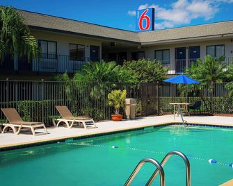 Motel 6 Lantana. Fl - לנטאנה - בר