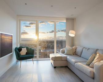 Sunset Retreat: Steps from Heathrow/Twickenham - Hounslow - Living room