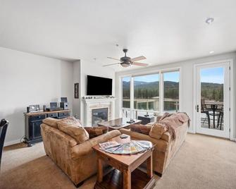 Riverside Condo - Gorgeous Spokane River View - Post Falls - Living room