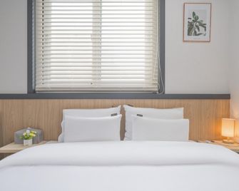 Geoje Brown Dot Hotel Gohyeon Branch - Geoje - Bedroom