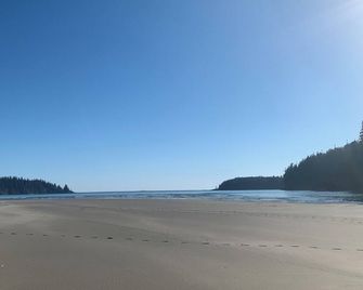 Waterfront home located in peaceful Bamfield Inlet with private dock. - Bamfield - Playa
