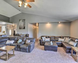 Weaverville Family Home Mtn Views and Fire Pit - Weaverville - Lounge