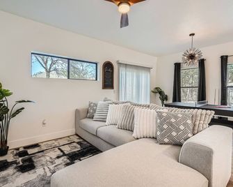 Luxury Downtown Oasis, Pool Table, Near Riverwalk - San Antonio - Living room