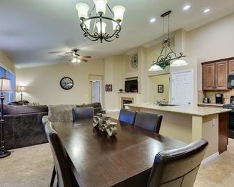 1600 Sq Ft 3 Bed 2 Bath 1 Story Private Pool - Las Vegas - Dining room