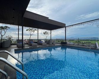 Paragon Noi bai Hotel & Pool - Hanoi - Piscina