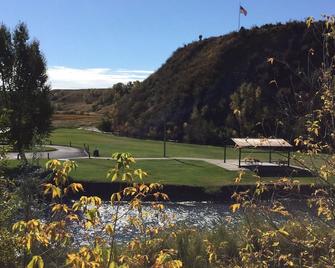 A big red barn on the river - Meeker - Campo de Golf