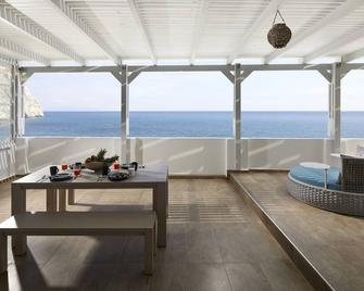 Soultouch Beachfront Villa - Perissa - Balcony