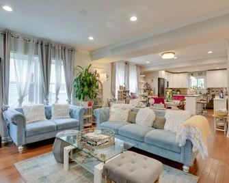 Chic Baltimore Retreat - 6 Mi to Downtown! - Baltimore - Sala