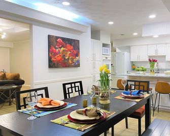 Skylight-Walking Distance To The At&t Stadium, Attractions, And Restaurants! - Arlington - Dining room