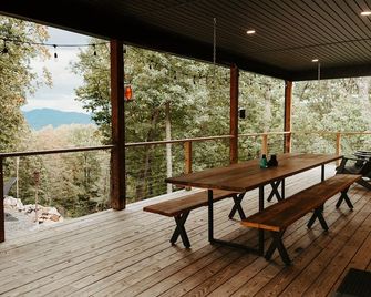 The Rusty Lantern! Enjoy peace and quiet in this cozy mountain cabin! Free WiFi - Petersburg - Balcón