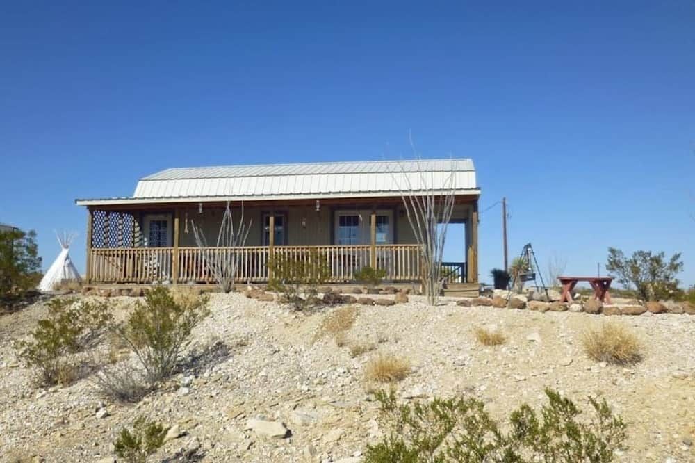 Building view of Lornas Ghost Town Cabin: Make The Most Of Your Vacation Time. Convenient Cabin In The Ghost Town