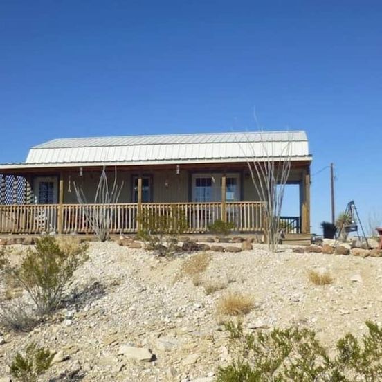 Building view of Lornas Ghost Town Cabin: Make The Most Of Your Vacation Time. Convenient Cabin In The Ghost Town