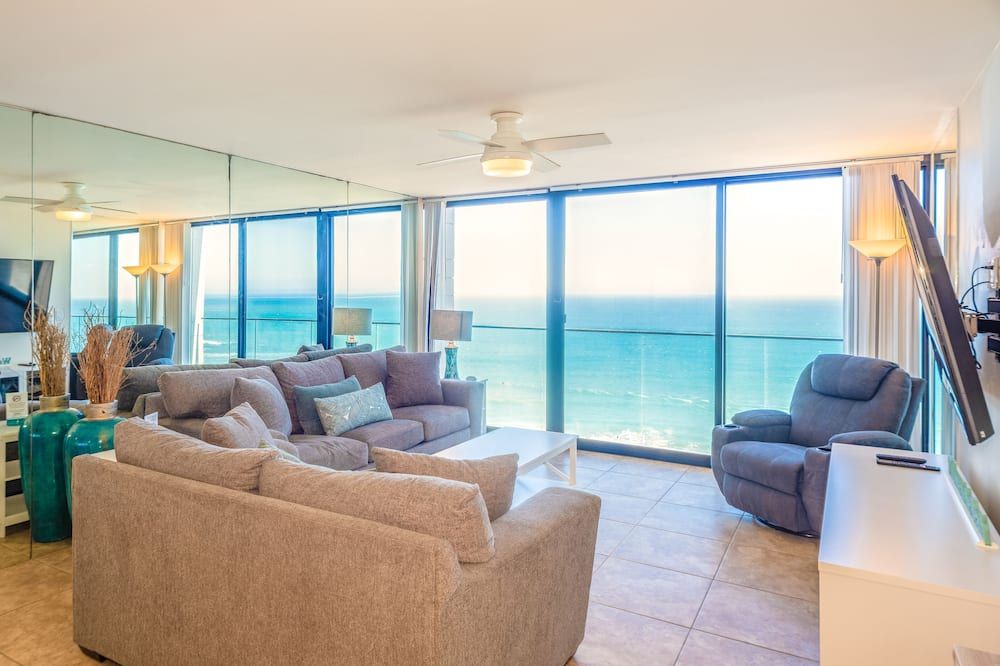Capri by the Sea - San Diego - Living room