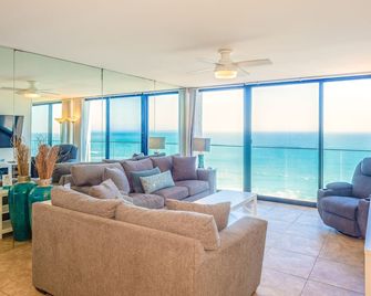 Capri by the Sea - San Diego - Living room