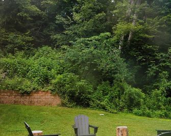 The Wayfarer: 4-Bedroom Retreat Next To Scenic State Park and Vineyard - Woodstock - Innenhof