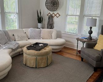 Charming Historic Midtown Home - Mobile - Living room
