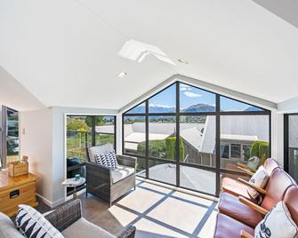 Ironside Lakeview Townhouse - Wanaka - Living room