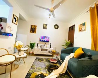 Lux Suites Bamburi studio Apartments - Mombassa - Huiskamer