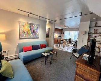 Cd1 Downtown Garden Flat (Central) - Ann Arbor - Living room