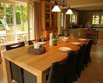 Countryside Chalet in Bomal sur Ourthe With Sauna, Balcony - Bomal - Comedor