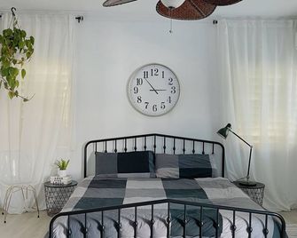 Master Bedroom Large Bathroom in Central O.C - Midway City - Chambre