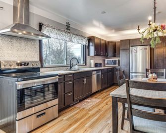 7 Mi to Depot District: Pet-Friendly w/ Fire Pit - Richmond - Keuken
