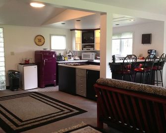 Seascape,Art Deco cottage - Chester - Kitchen