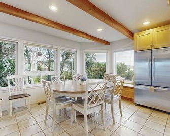 Skagit Bay view home - steps to the water, near hiking - Camano Island - Dining room