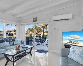 Florida Keys Retreat / Completly Remodeled - Key Colony Beach - Living room