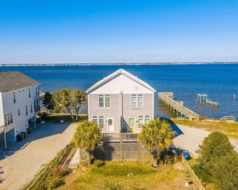 Simple Blessings - Soundfront cottage with dock and boatlift - ask for discount - Emerald Isle - Building