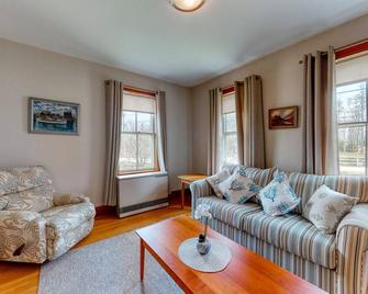Cape Newagen Retreat - Southport - Living room