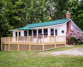 Beautifully Renovated Classic Vermont Lake View Cottage - Westmore - Edificio