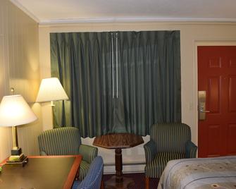 Economy Inn - Taylorville - Bedroom