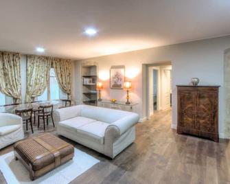 Right House di Via Sulis - Best Neighborhood in the Town - Cagliari - Oturma odası