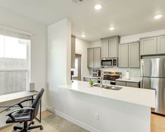 2 Mi to Downtown Temple Newly Built Townhome! - Temple - Cocina