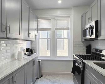 2-bedroom apartment in charming Brooklyn with WiFi, AC. Start your adventure - بروكلين - مطبخ