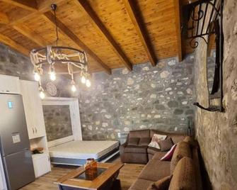 House With big Garden and Barbeque in Nature - Athamánion - Sala de estar