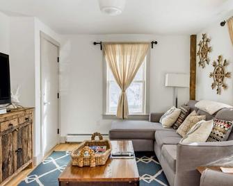 Go Skiing or Hiking from an Enchanting, Light-Filled Home - Waitsfield - Living room