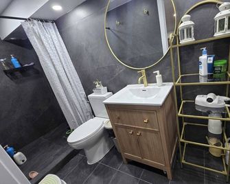 Sleek & Modern Studio,Separate Entrance 20 Mints from YUL Airport & downtown - Châteauguay