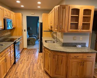 2BR house in a quiet neighborhood - Plattsburgh - Kitchen