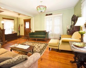 Private bed with En-suite bathroom Marigold Room - Shelburne Falls - Living room