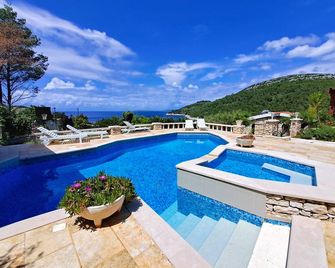 Grandiose Dalmatian stone Villa near sea, with apartments, swimming pool - Vela Luka - Piscine