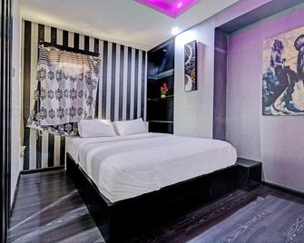 OYO Life 93120 Apartement Gateway Cicadas By Sarana Cipta Mahakarya - Bandung - Bedroom