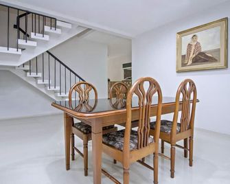 Urooms Tanah Abang - Jakarta - Dining room